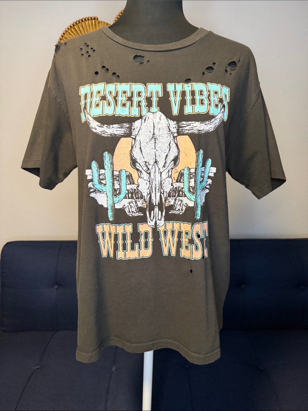 Desert Vibes Wild West Longhorn Skull Cactus Distressed Graphic Tee size Small